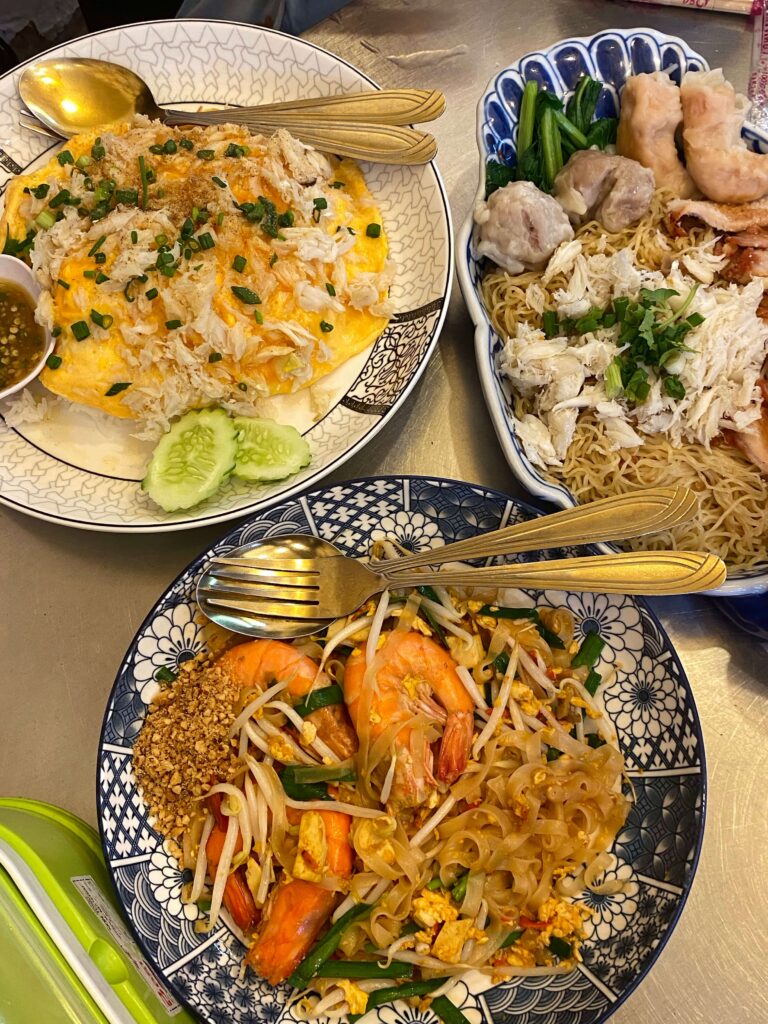 chatuchak market food: pad thai, crab omelette rice, wonton noodles. bangkok girls trip