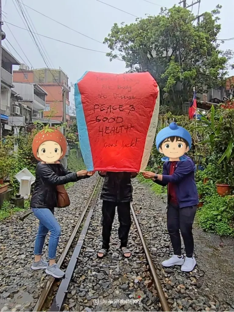 couple flying red lantern in Shifen
