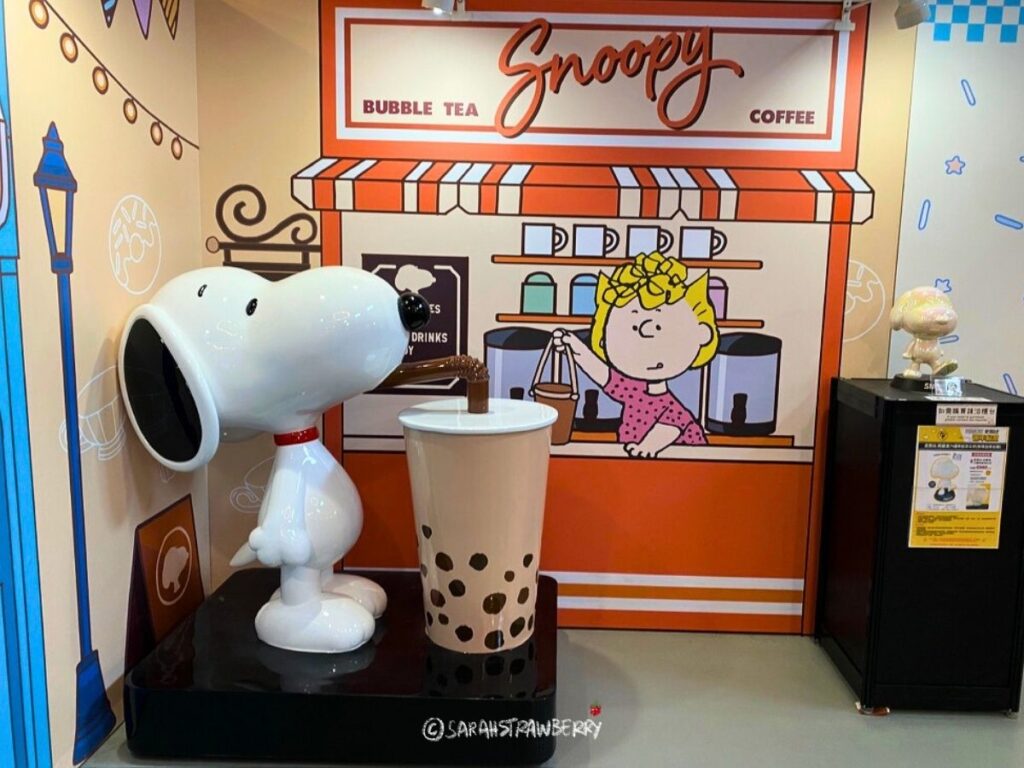 Snoopy drinking boba popup in Huashan creative park