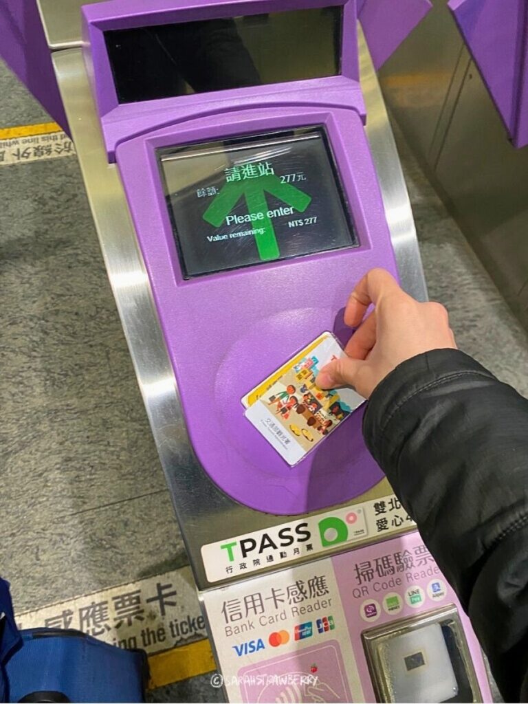 Using EasyCard to get into the Taiwan MRT Taipei