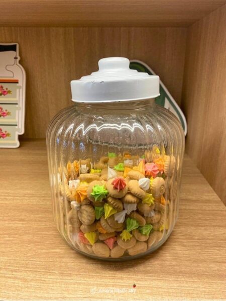 Iced gem biscuits in the lobby